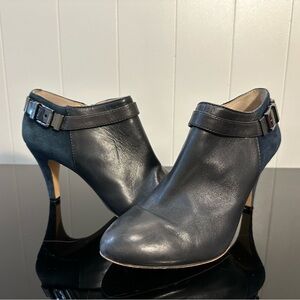 Vince Camuto VC Vanny Navy Heeled Booties | Size 7.5M | Classic Chic